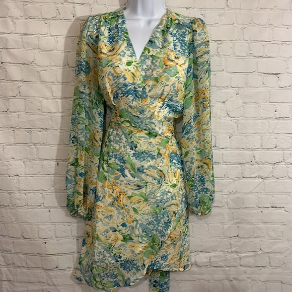 Lulu’s floral wrap dress in beautiful flowers - Picture 4 of 10